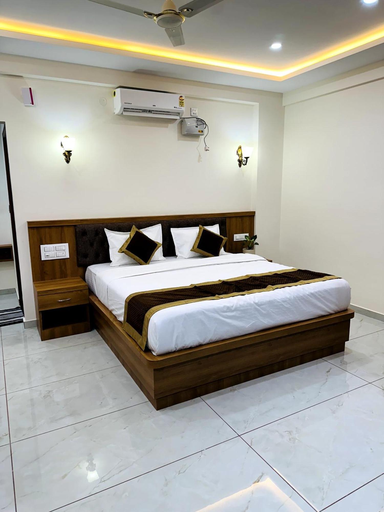 Navarathna Comforts มาดิเครี ภายนอก รูปภาพ