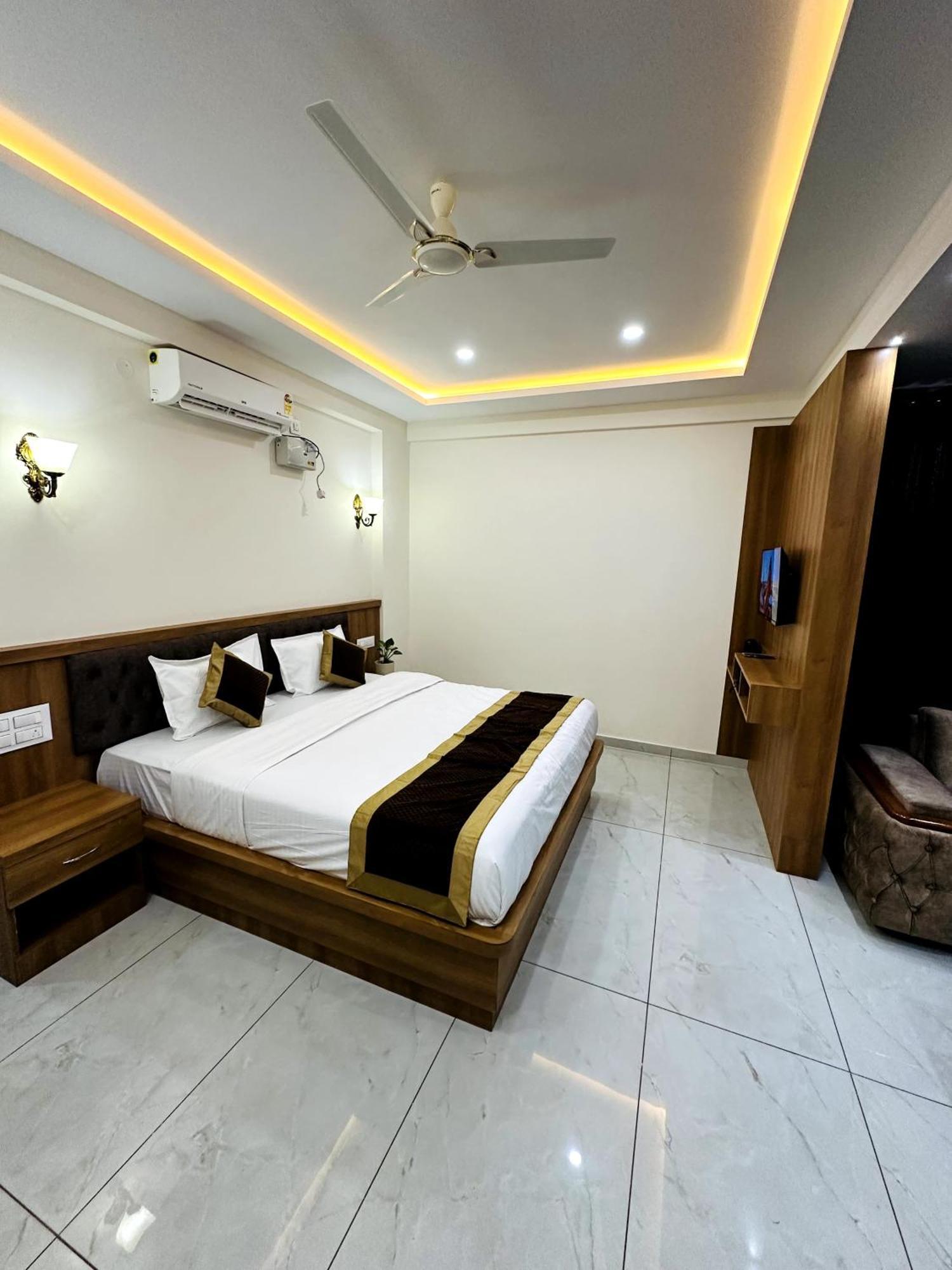 Navarathna Comforts มาดิเครี ภายนอก รูปภาพ