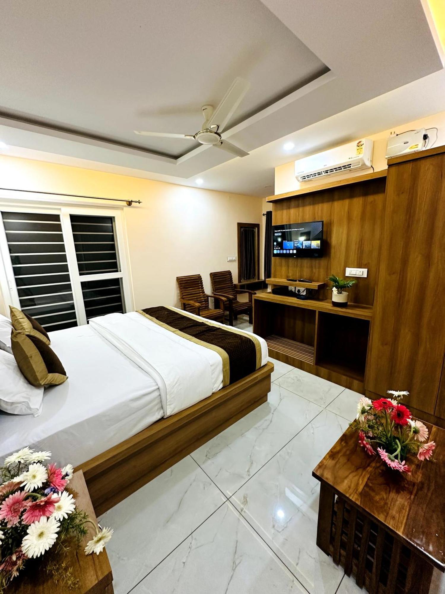 Navarathna Comforts มาดิเครี ภายนอก รูปภาพ